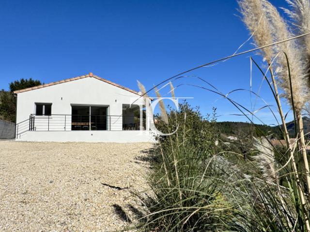 VILLA 84 M² AVEC VUE PLONGEANTE SUR LE VILLAGE 1330 M² DE TERRAIN ARBORE 3 CHAMBRES GARAGE
