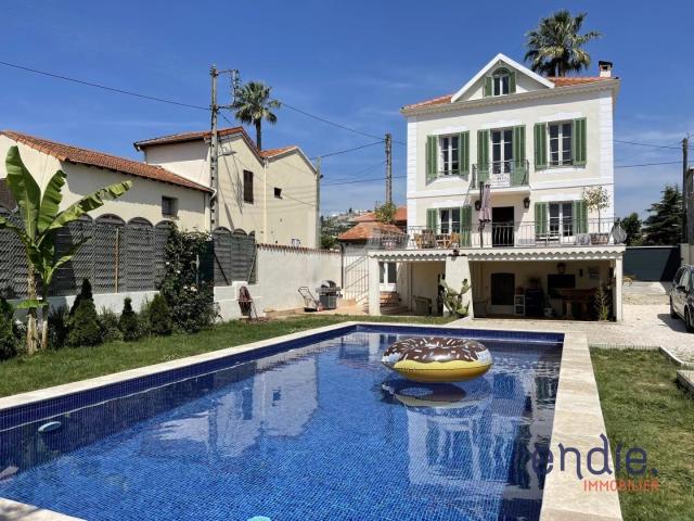 VILLA 8 PIECES 5 CHAMBRES PISCINES PROCHE PLAGE
