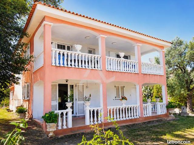 Villa 8 pièces 170 m²