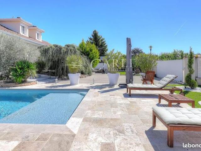 Villa 8 pièces 177 m²
