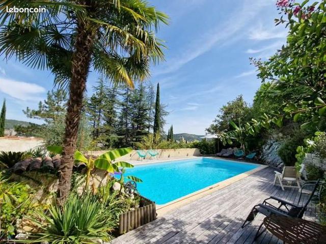 Villa 8 pièces 196 m²