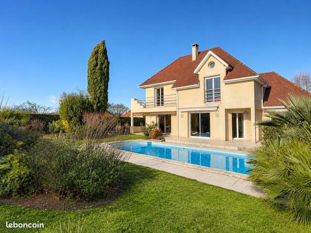 Villa 8 pièces 197 m²