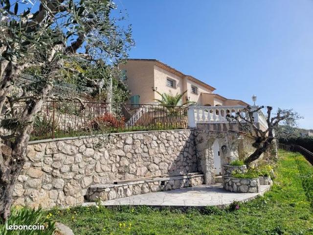Villa 8 pièces 200 m²