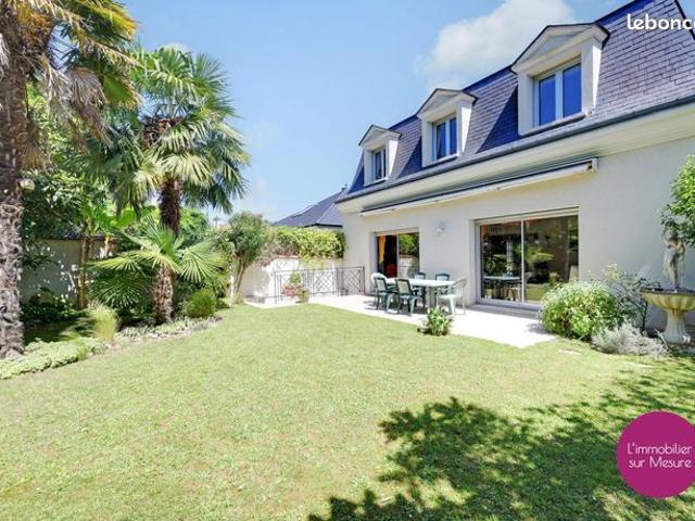 Villa 8 pièces 200 m²