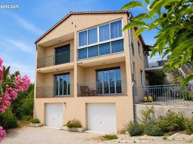 Villa 8 pièces 200m² / Terrain 756m² / 2 grands garages / cuisine d’été / parking