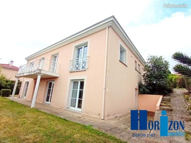 Villa 8 pièces 210 m²