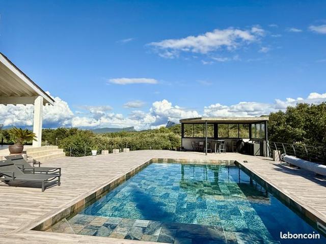 Villa 8 pièces 210 m²