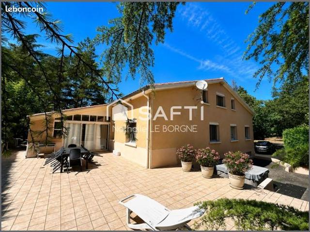 Villa 8 pièces 213 m²