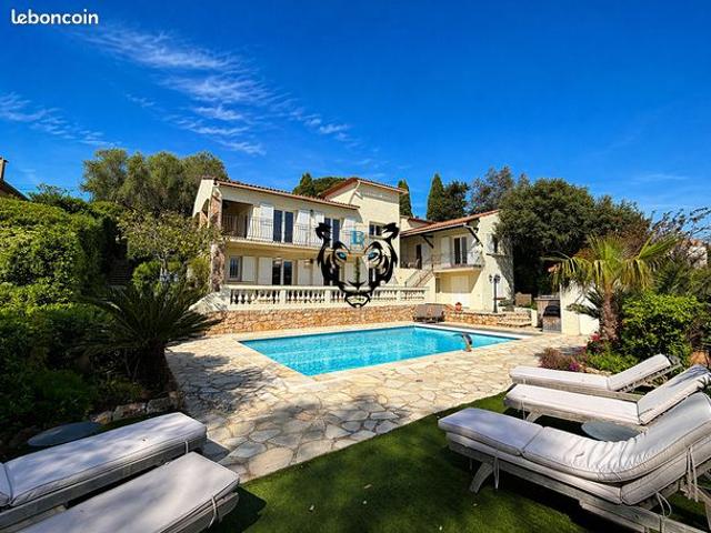 Villa 8 pièces 214 m²