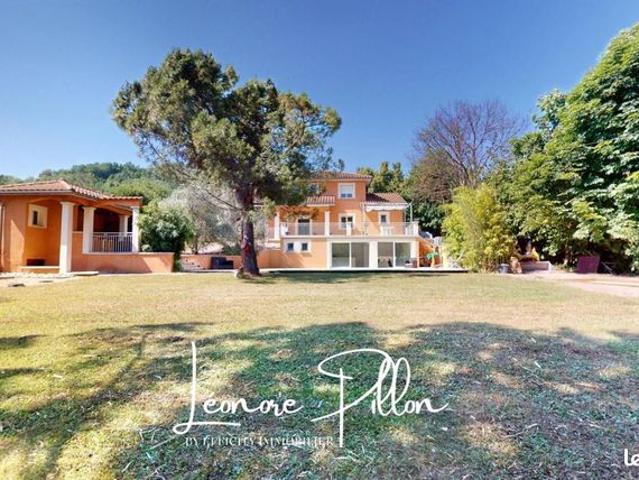 Villa 8 pièces 215 m²