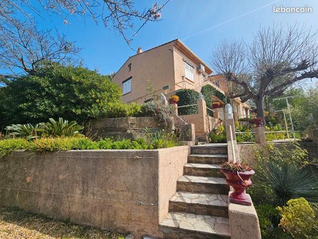 Villa 8 pièces 218 m²