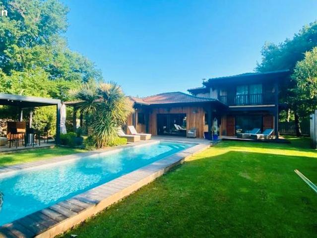Villa 8 pièces 221 m²