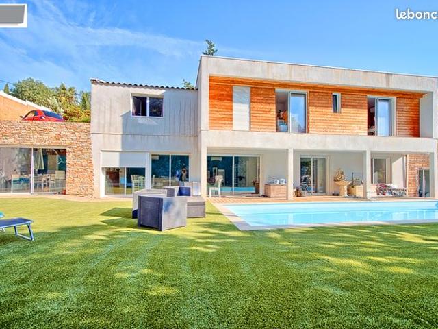 Villa 8 pièces 221 m²