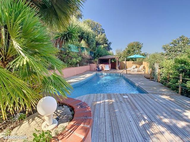 Villa 8 pièces 222 m²