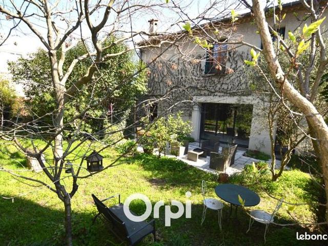 Villa 8 pièces 227 m²