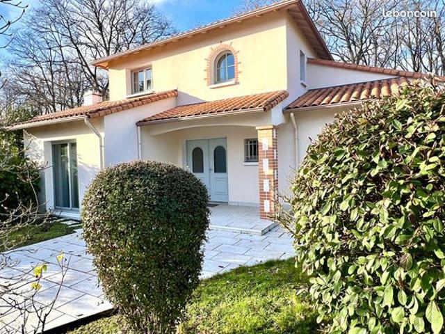 Villa 8 pièces 230 m²