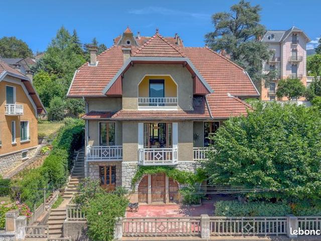 Villa 8 pièces 230 m²