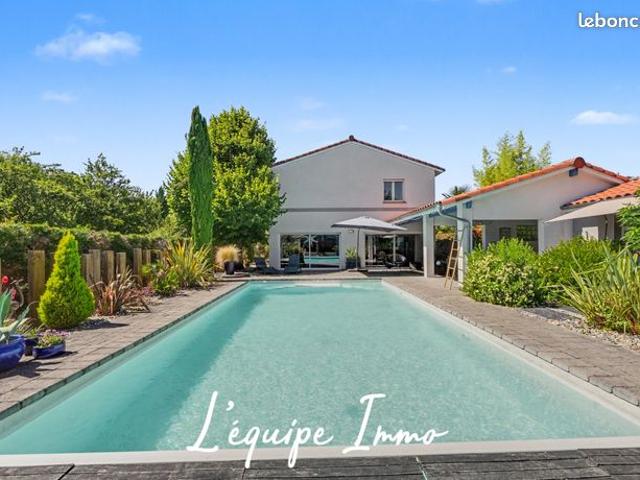Villa 8 pièces 230 m²