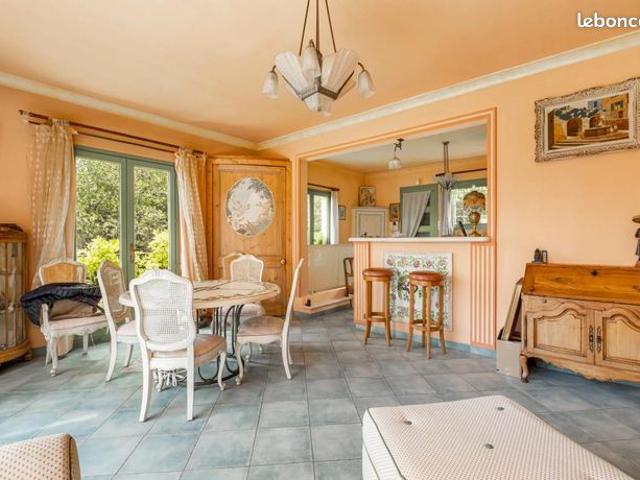 Villa 8 pièces 230 m²