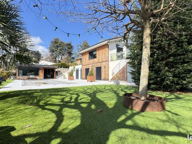 Villa 8 pièces 230 m²