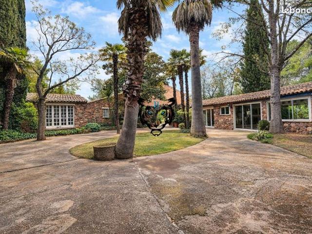 Villa 8 pièces 233 m²