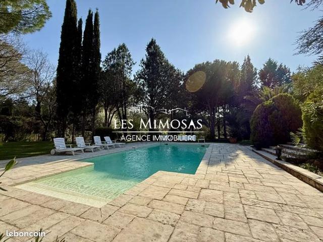 Villa 8 pièces 234 m²