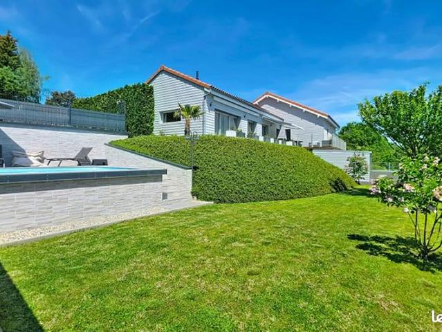 Villa 8 pièces 234 m²