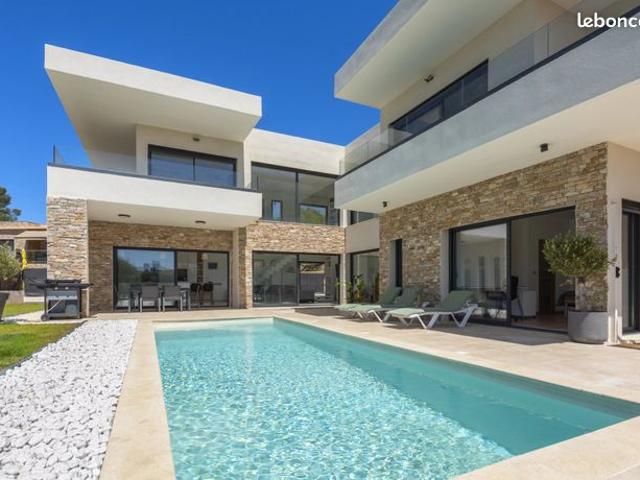 Villa 8 pièces 235 m²