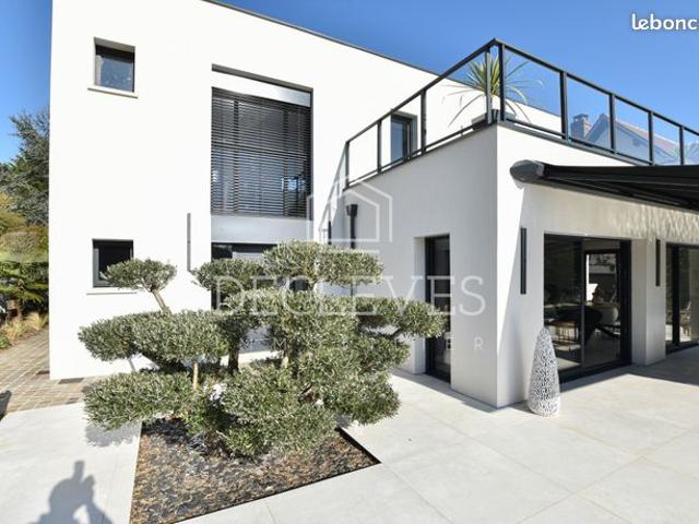 Villa 8 pièces 235 m²