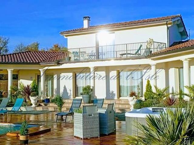 Villa 8 pièces 235 m²