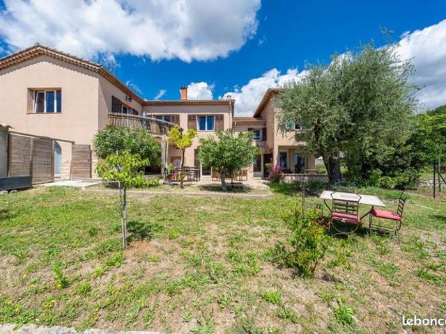 Villa 8 pièces 238 m²
