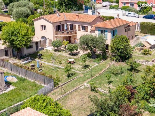 Villa 8 pièces 238 m²