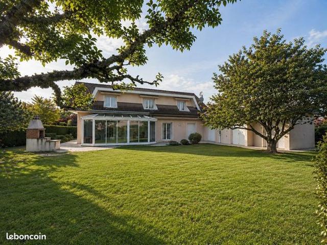 Villa 8 pièces 239 m²