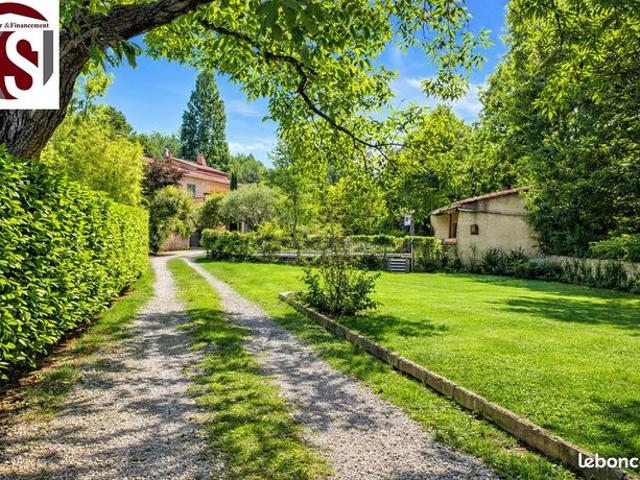 Villa 8 pièces 240 m²