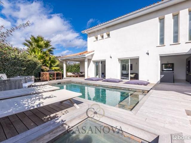 Villa 8 pièces 240 m²