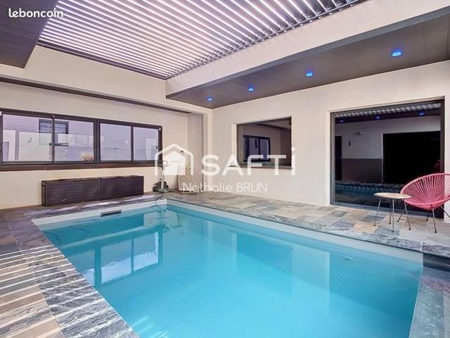 Villa 8 pièces 240 m²