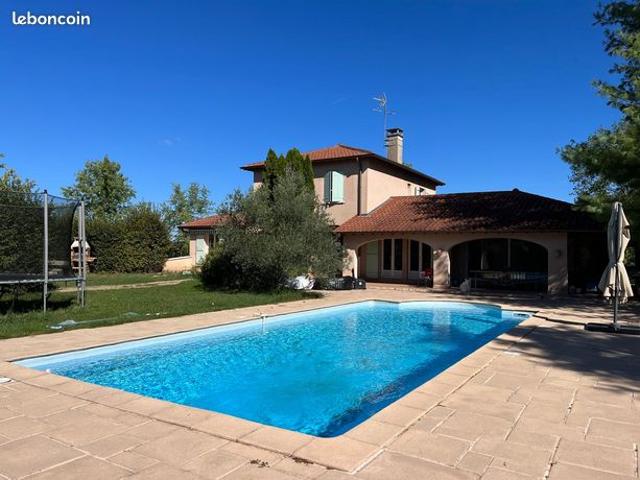Villa 8 pièces 240 m²