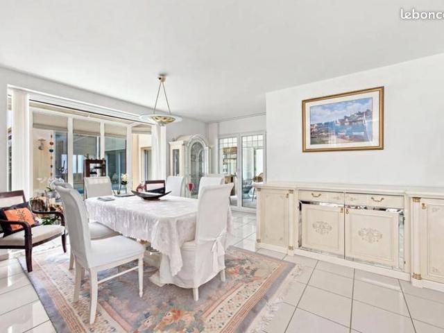 Villa 8 pièces 240 m²