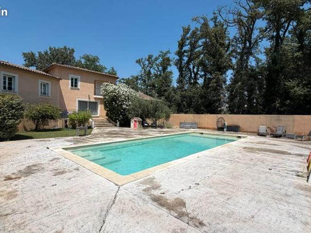 Villa 8 pièces 240 m²