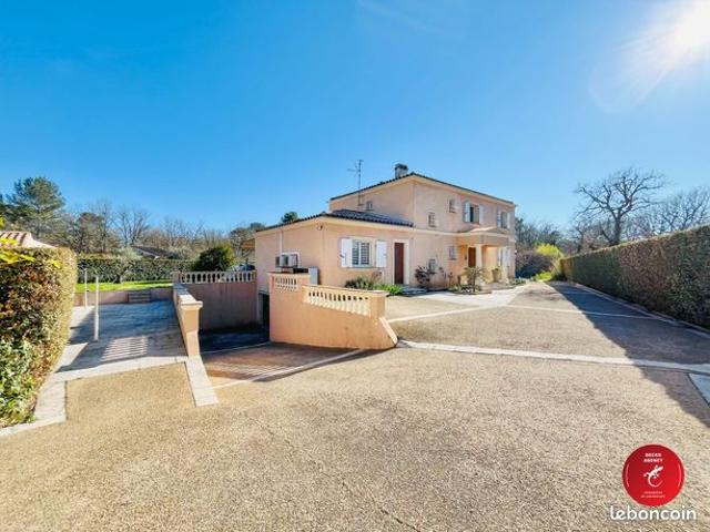Villa 8 pièces 240 m²