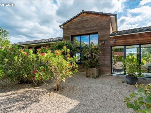 Villa 8 pièces 242 m²