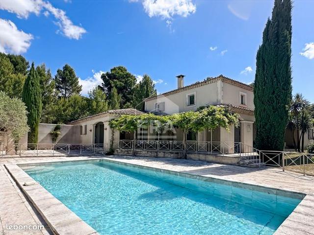Villa 8 pièces 242 m²