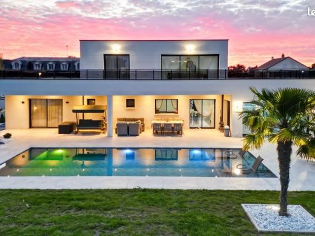 Villa 8 pièces 245 m²