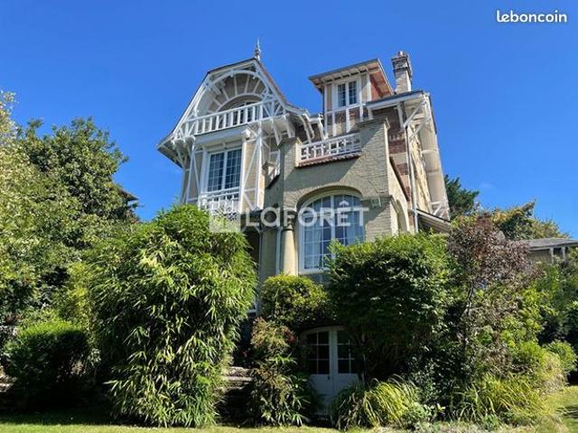 Villa 8 pièces 247 m²