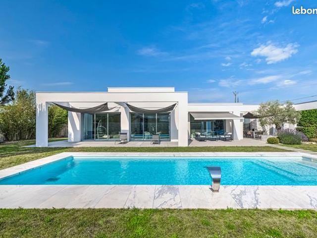 Villa 8 pièces 250 m²