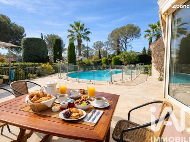 Villa 8 pièces 250 m²