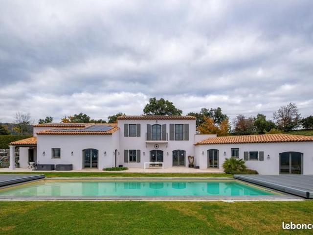 Villa 8 pièces 252 m²