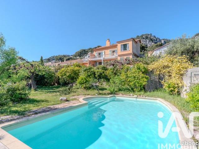 Villa 8 pièces 253 m²