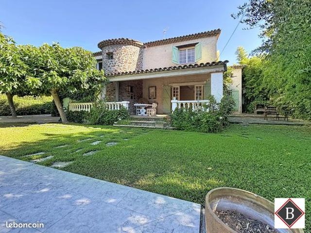 Villa 8 pièces 254 m²