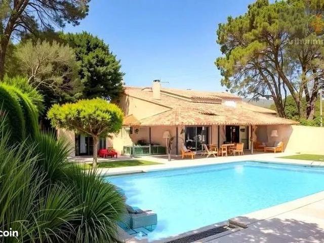 Villa 8 pièces 256 m²